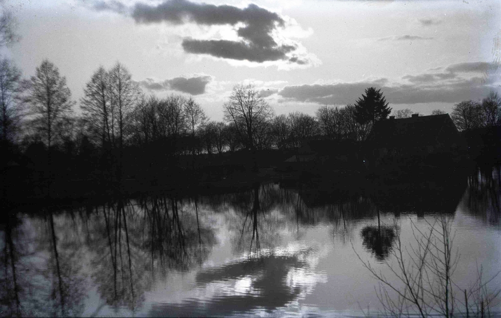 1900-1907 ca CHRISSY CROIL (m. Vlasto) PHOTOGRAPHS OF CROIL AND MITCHELL FAMILY House in landscape in or near Milwaukee or the St Lawrence River near Montreal.jpg